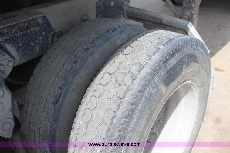 image for item K6843 1999 Peterbilt 385 semi truck