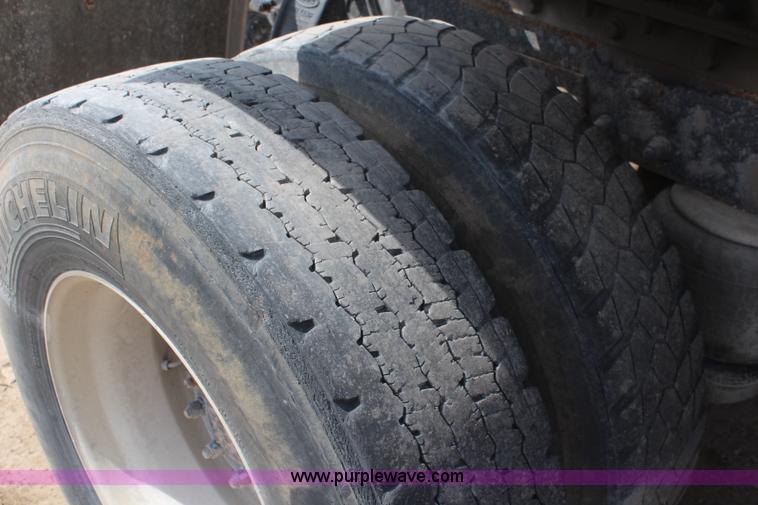 image for item K6843 1999 Peterbilt 385 semi truck