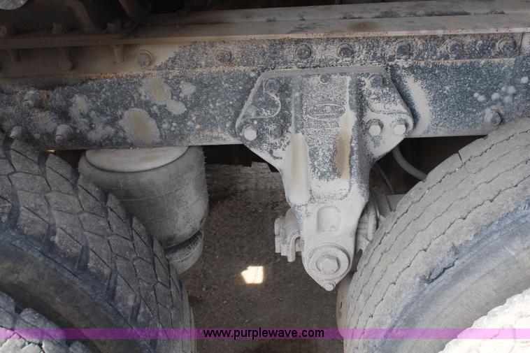 image for item K6843 1999 Peterbilt 385 semi truck