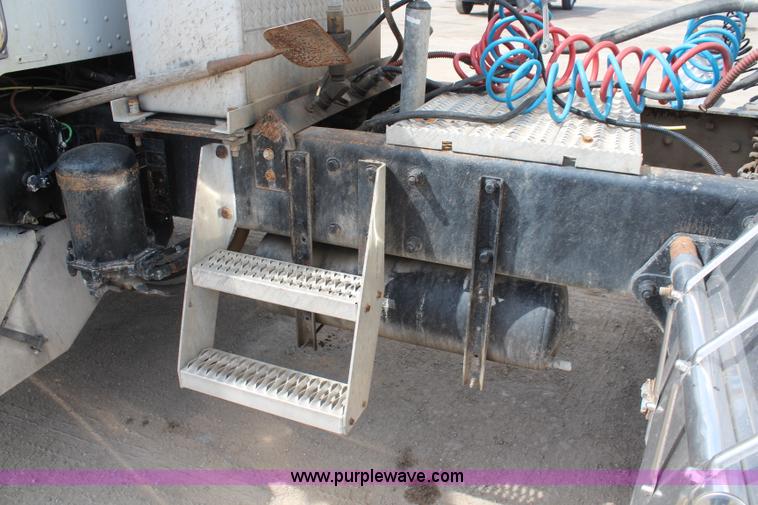 image for item K6843 1999 Peterbilt 385 semi truck