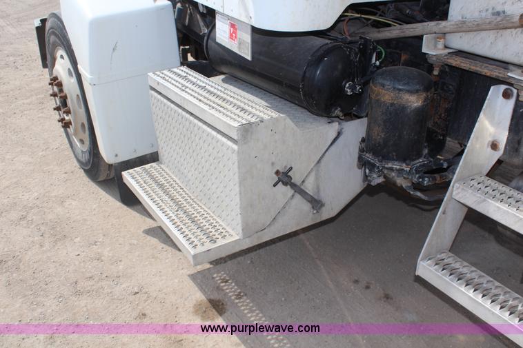 image for item K6843 1999 Peterbilt 385 semi truck