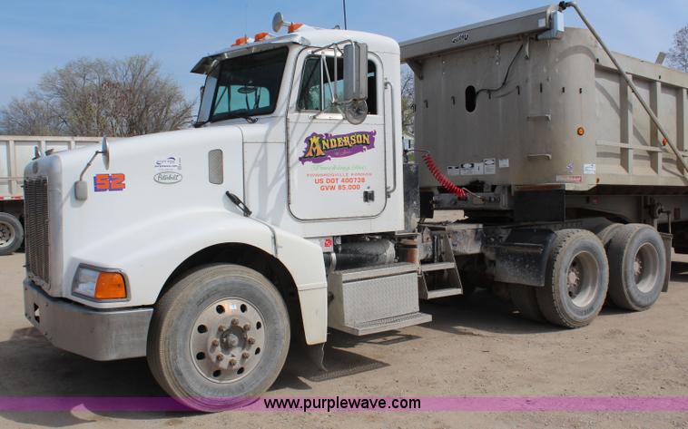 image for item K6850 1998 Peterbilt 385 semi truck