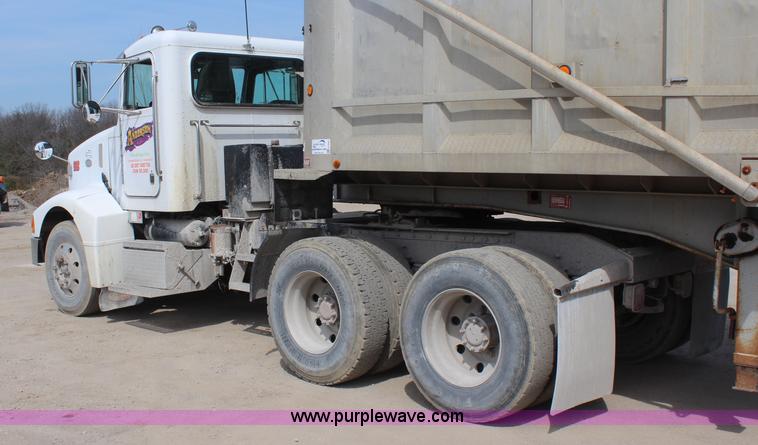 image for item K6850 1998 Peterbilt 385 semi truck