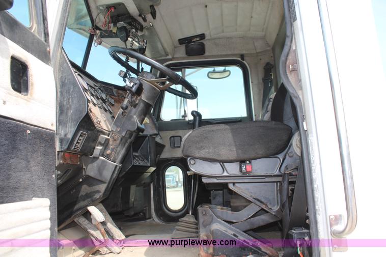 image for item K6850 1998 Peterbilt 385 semi truck