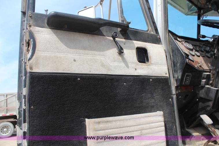 image for item K6850 1998 Peterbilt 385 semi truck