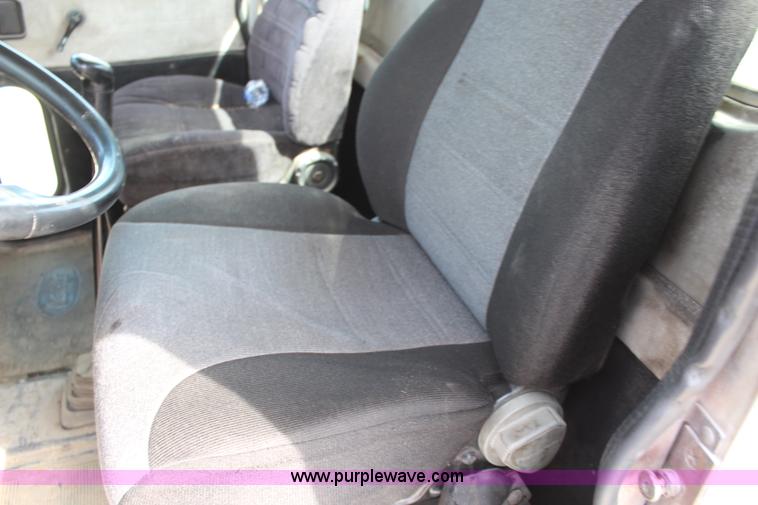 image for item K6850 1998 Peterbilt 385 semi truck