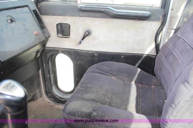 image for item K6850 1998 Peterbilt 385 semi truck