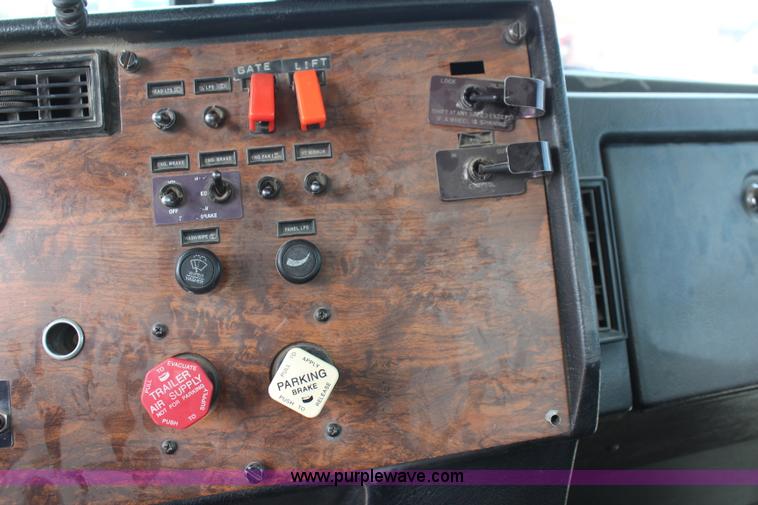 image for item K6850 1998 Peterbilt 385 semi truck