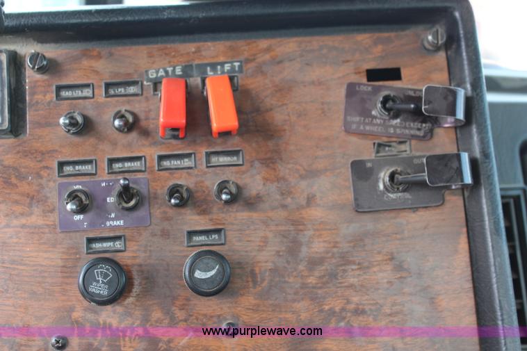 image for item K6850 1998 Peterbilt 385 semi truck