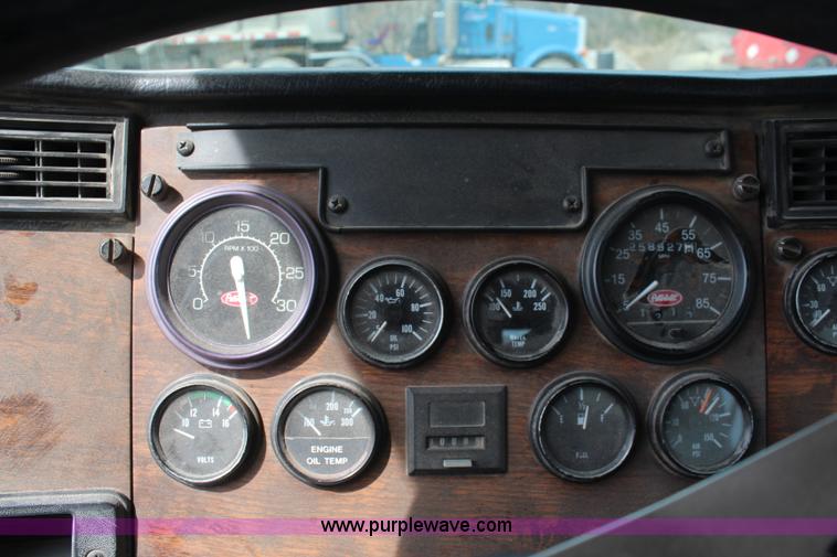 image for item K6850 1998 Peterbilt 385 semi truck
