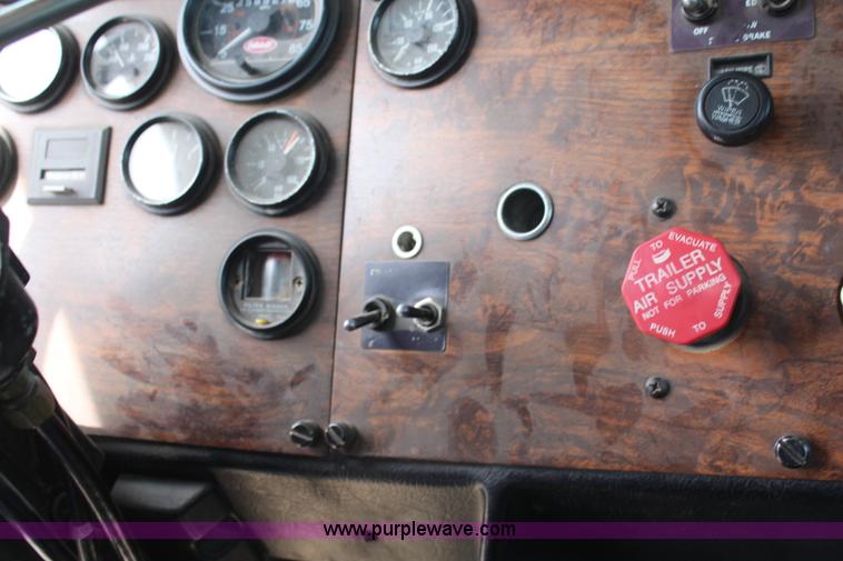 image for item K6850 1998 Peterbilt 385 semi truck