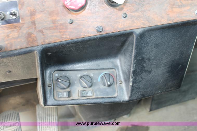 image for item K6850 1998 Peterbilt 385 semi truck