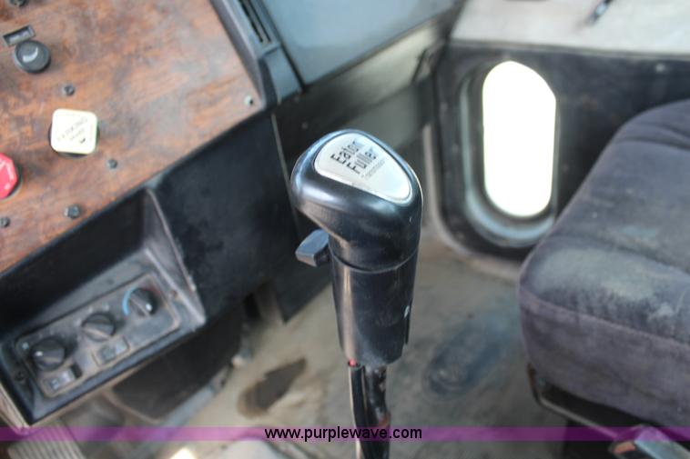 image for item K6850 1998 Peterbilt 385 semi truck