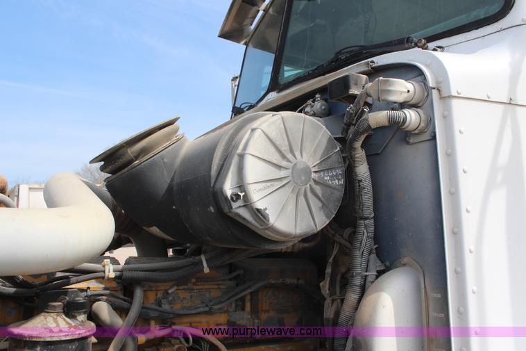 image for item K6850 1998 Peterbilt 385 semi truck