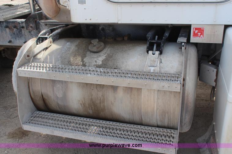 image for item K6850 1998 Peterbilt 385 semi truck