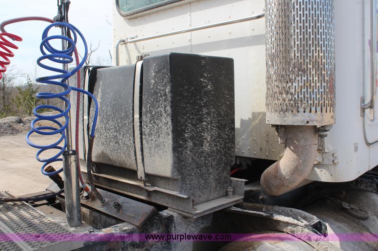 image for item K6850 1998 Peterbilt 385 semi truck