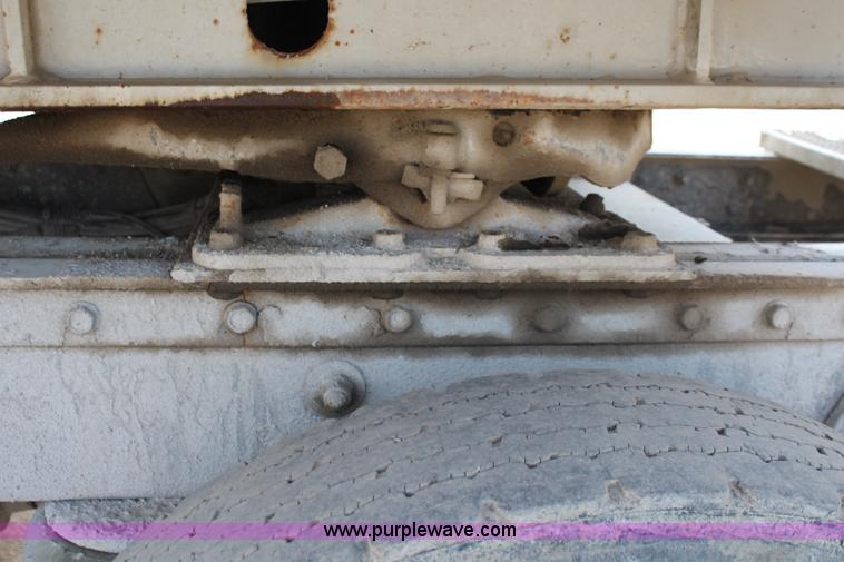 image for item K6850 1998 Peterbilt 385 semi truck