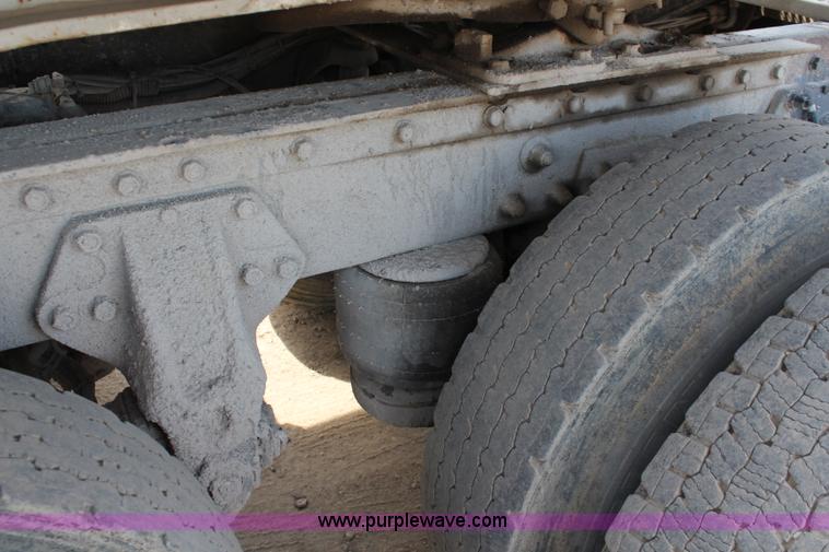 image for item K6850 1998 Peterbilt 385 semi truck