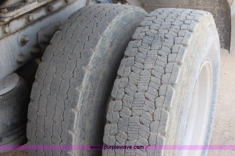 image for item K6850 1998 Peterbilt 385 semi truck