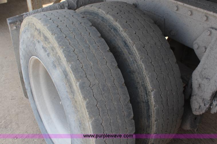 image for item K6850 1998 Peterbilt 385 semi truck