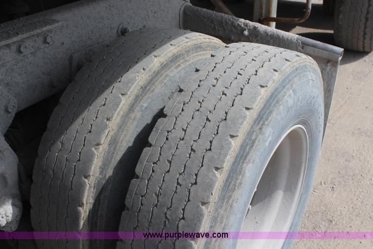 image for item K6850 1998 Peterbilt 385 semi truck