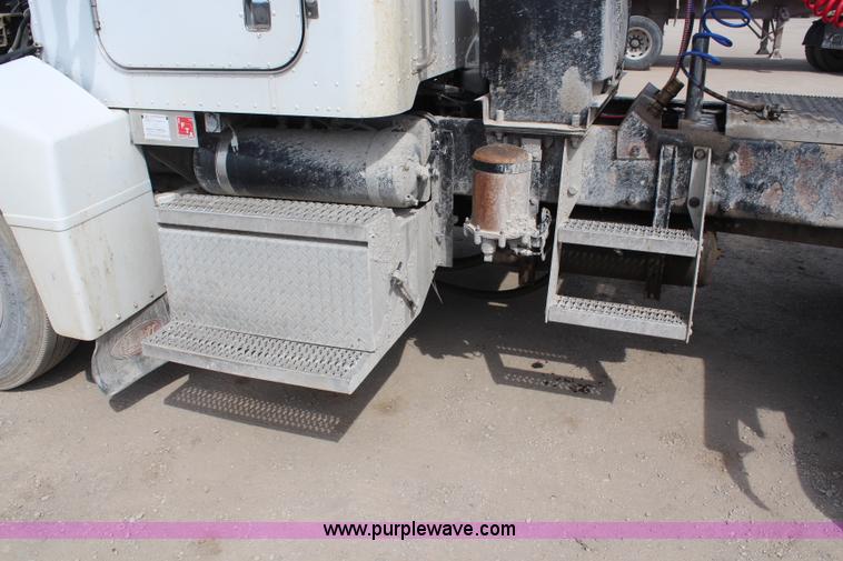 image for item K6850 1998 Peterbilt 385 semi truck