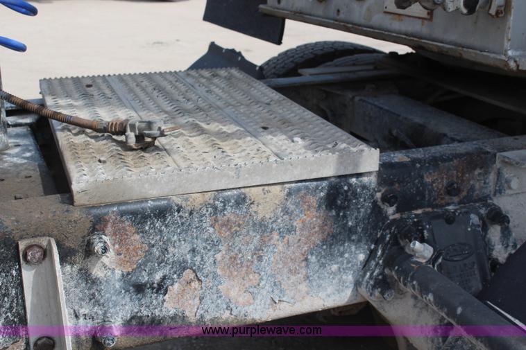 image for item K6850 1998 Peterbilt 385 semi truck