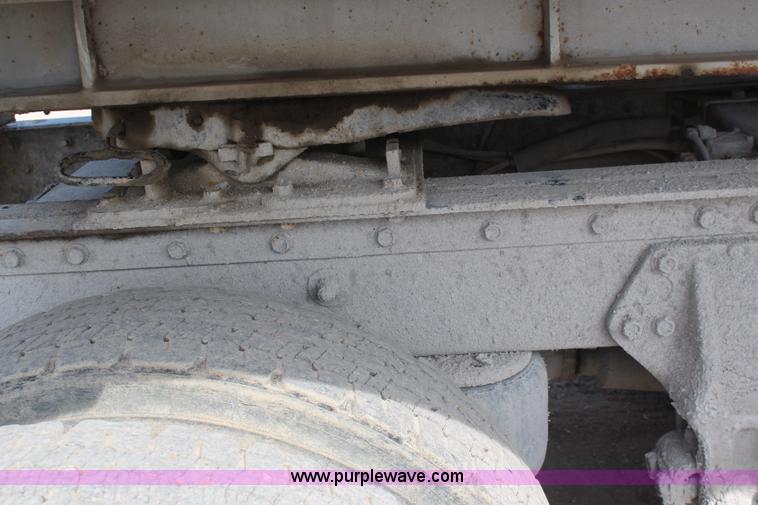 image for item K6850 1998 Peterbilt 385 semi truck