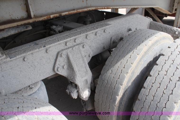 image for item K6850 1998 Peterbilt 385 semi truck