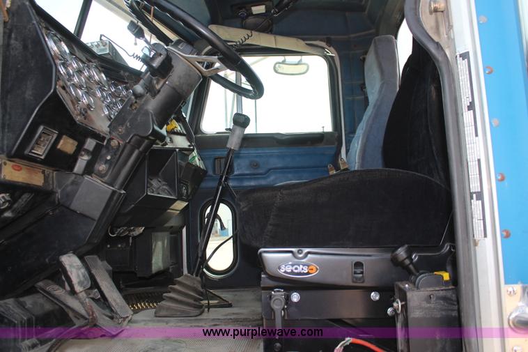 image for item K6852 1995 Peterbilt 378 semi truck