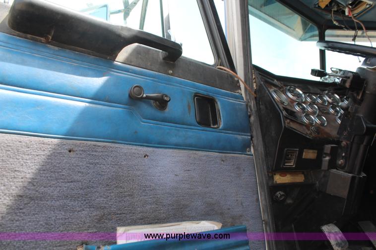 image for item K6852 1995 Peterbilt 378 semi truck