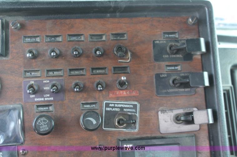 image for item K6852 1995 Peterbilt 378 semi truck