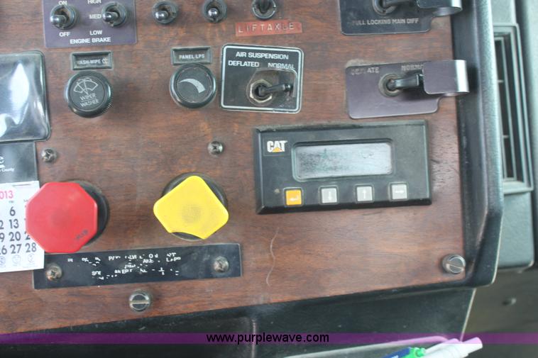 image for item K6852 1995 Peterbilt 378 semi truck