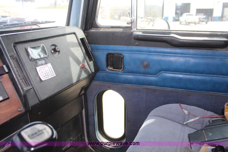 image for item K6852 1995 Peterbilt 378 semi truck