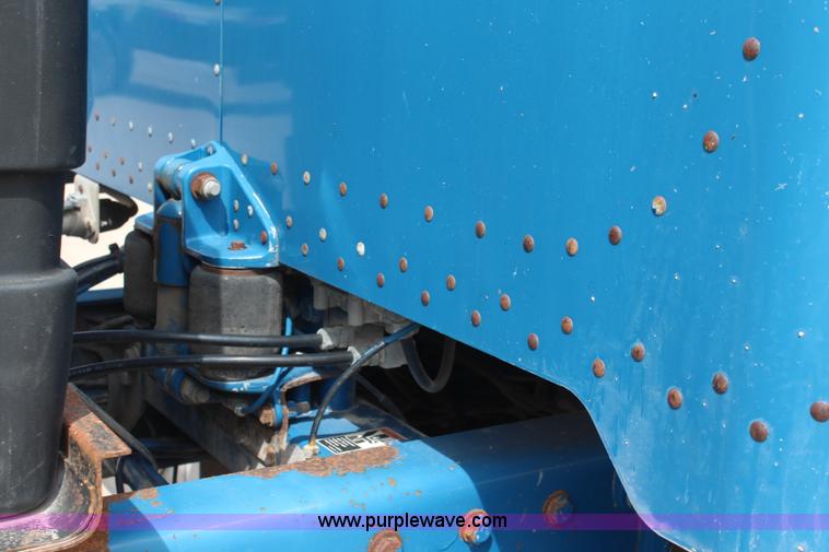 image for item K6852 1995 Peterbilt 378 semi truck