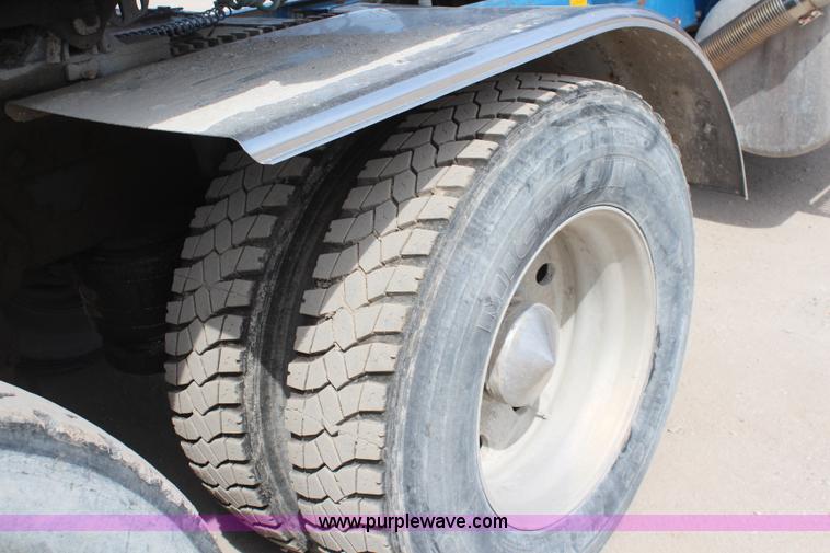 image for item K6852 1995 Peterbilt 378 semi truck