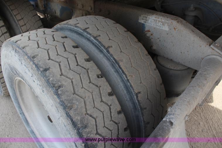 image for item K6852 1995 Peterbilt 378 semi truck