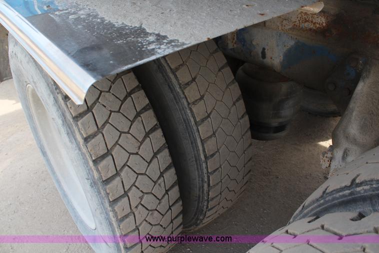 image for item K6852 1995 Peterbilt 378 semi truck