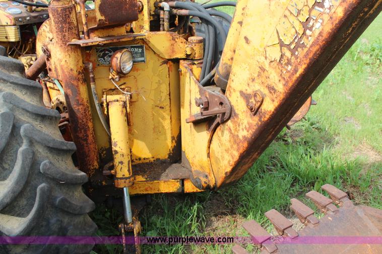 image for item K6941 1959 International 340 backhoe
