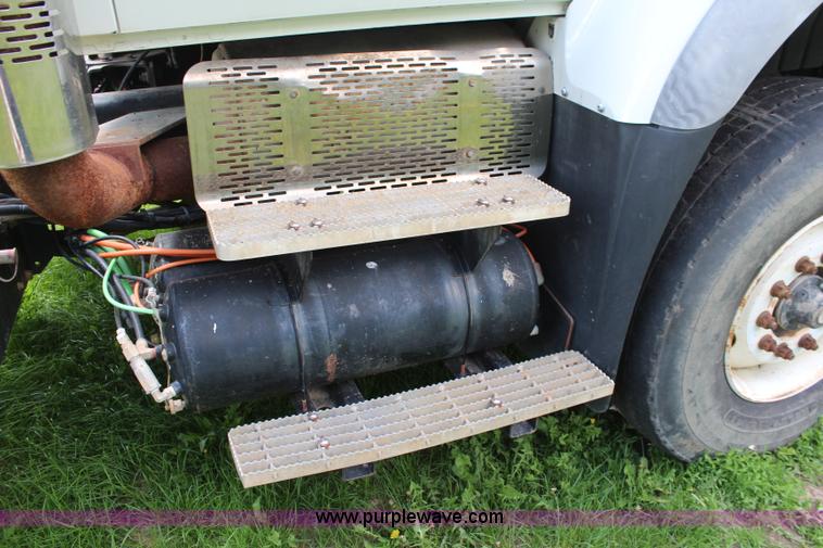 image for item K6954 2007 International 7600 dump truck