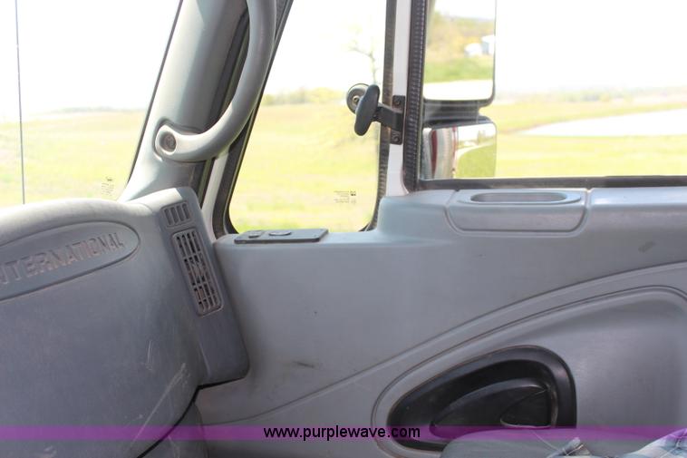 image for item K6956 2007 International 7600 dump truck