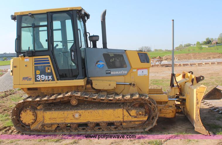 image for item K6966 2001 Komatsu D39EX-21 dozer