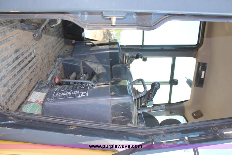 image for item K6966 2001 Komatsu D39EX-21 dozer