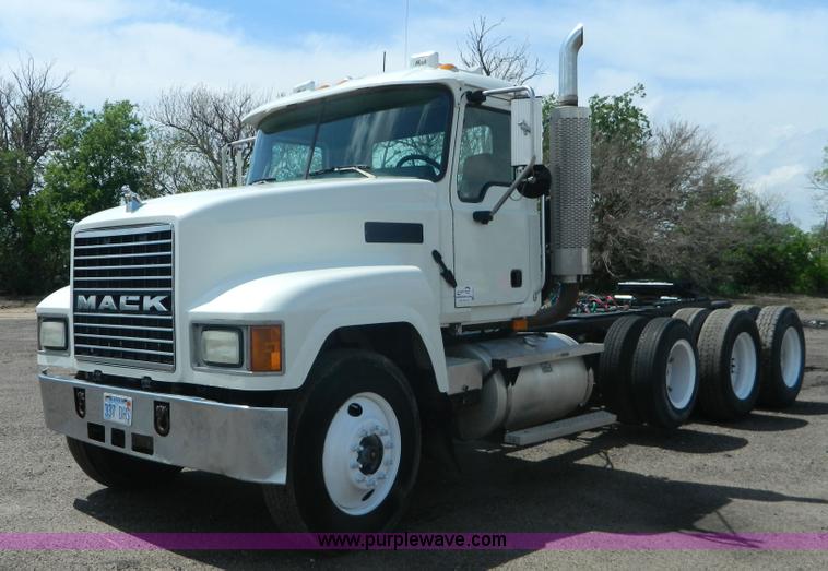 image for item K8073 2004 Mack CH613 semi truck