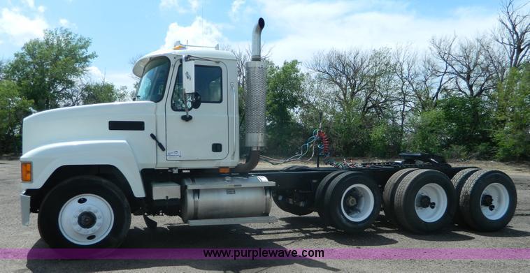 image for item K8073 2004 Mack CH613 semi truck