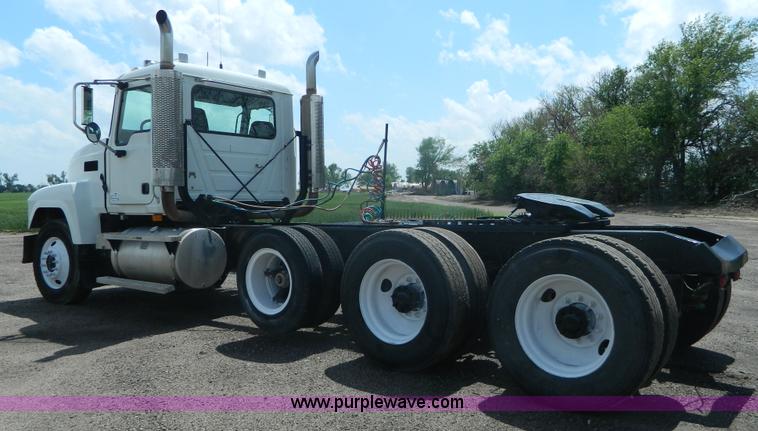 image for item K8073 2004 Mack CH613 semi truck