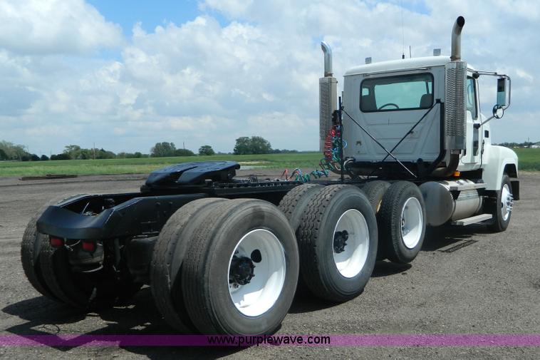 image for item K8073 2004 Mack CH613 semi truck