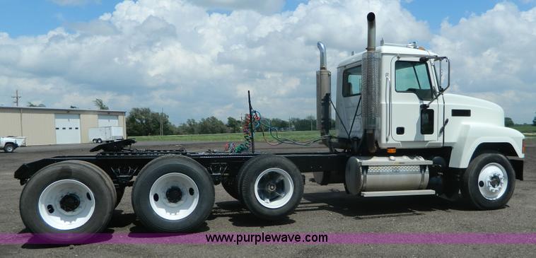 image for item K8073 2004 Mack CH613 semi truck