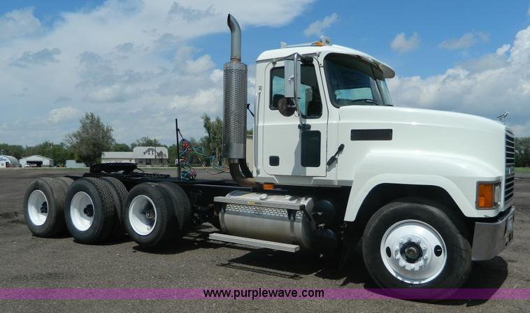 image for item K8073 2004 Mack CH613 semi truck