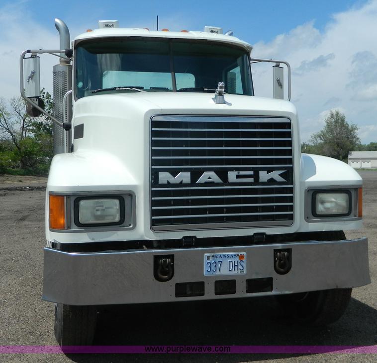 image for item K8073 2004 Mack CH613 semi truck
